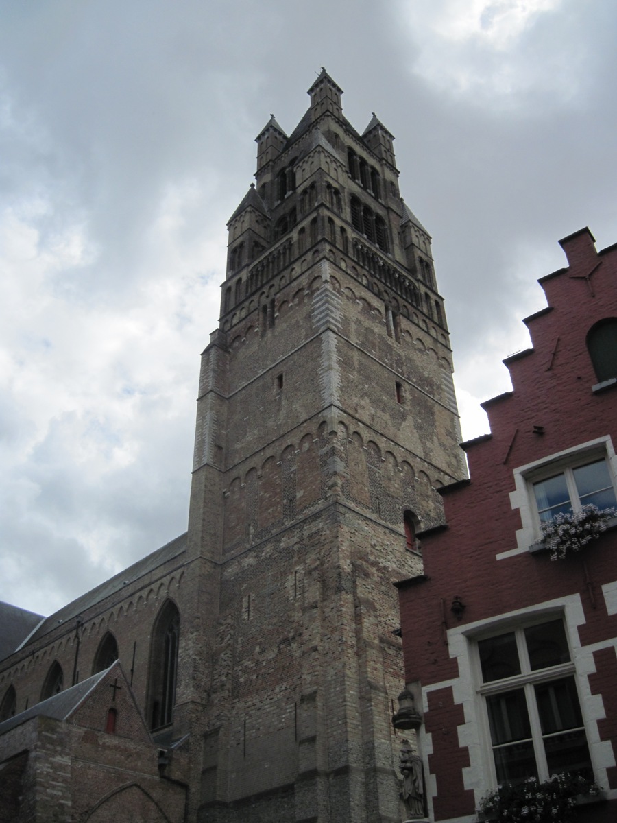 01- Bruges- Esterno della torre della Cattedrale di San Salvatore